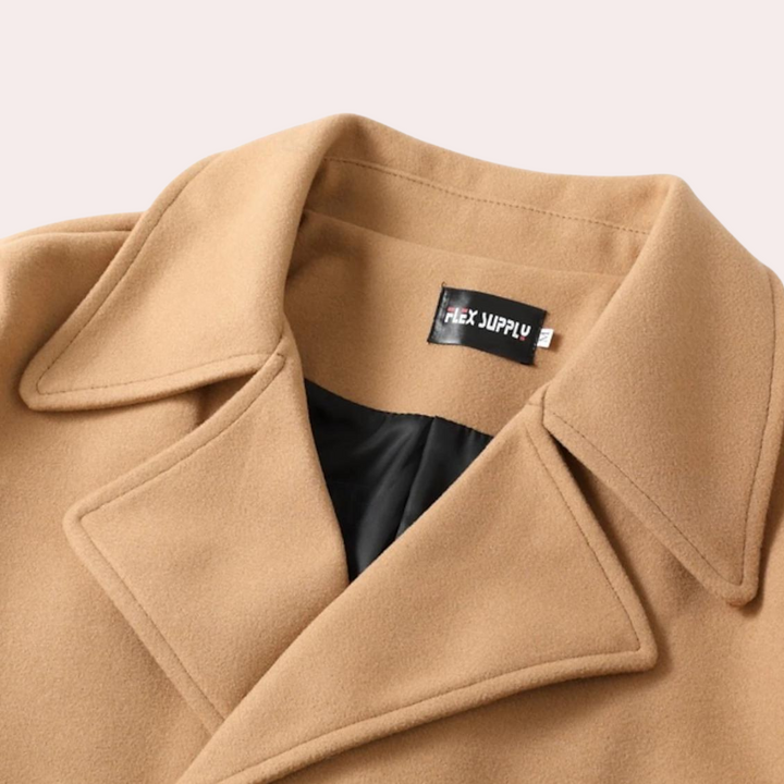 Beiger Wollmantel mit breitem Revers, Flex Supply Etikett, elegante Herbstmode.