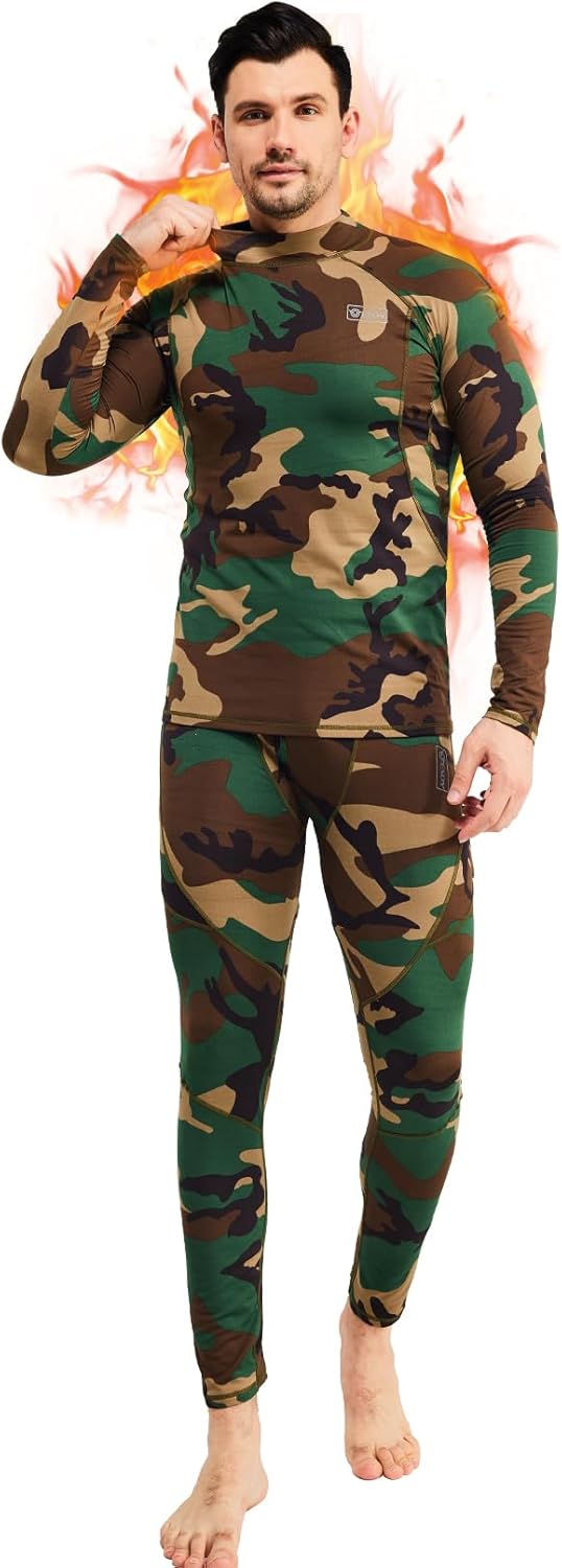 Mann in Camouflage-Thermo-Unterwäsche, langärmelig, für Outdoor-Aktivitäten.