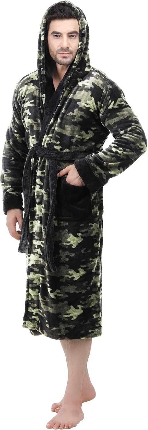 Mann im Camouflage-Bademantel mit Kapuze, Fleece, warm, bequem, für Herren.