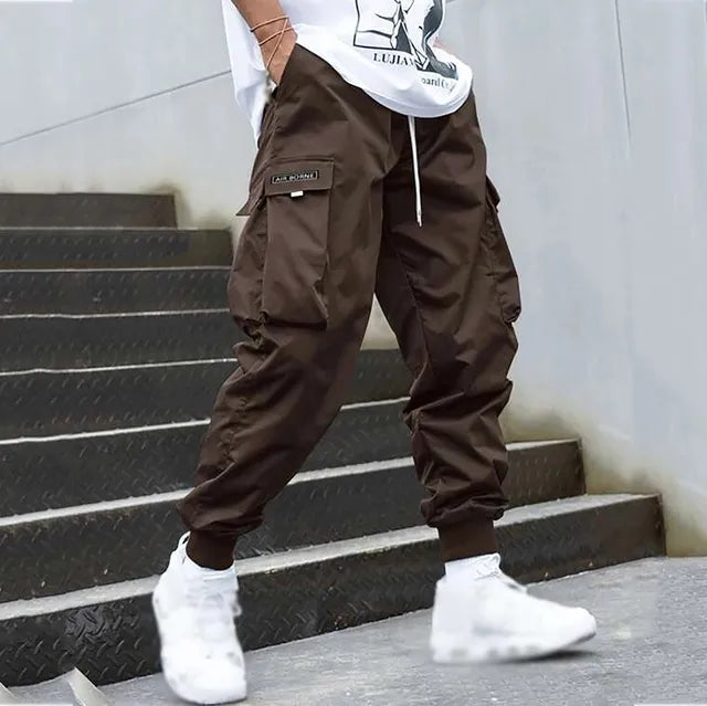 Braune Herren-Cargo-Hose, Jogger-Stil, mit Taschen, Streetwear, lässig, urban, modisch.
