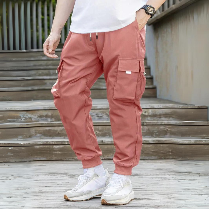 Männer rosa Cargohose, Baumwolle, Taschen, lässig, modisch, Streetwear, Treppe, Sneakers.