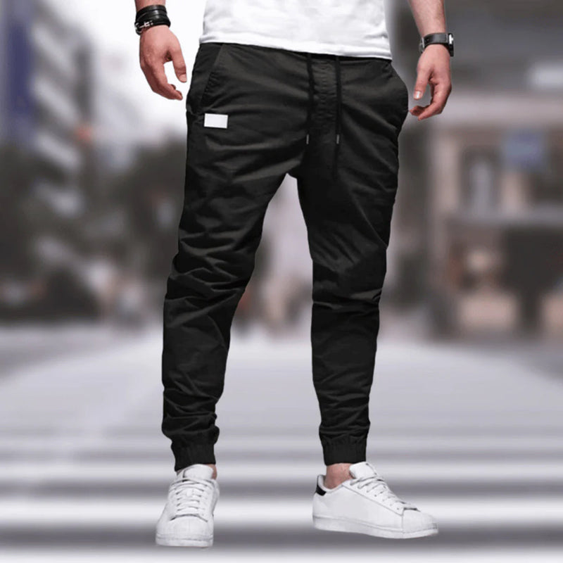 Schwarze Herren-Cargohose, lässig, urbaner Stil, mit Taschen, ideal für Freizeitkleidung.