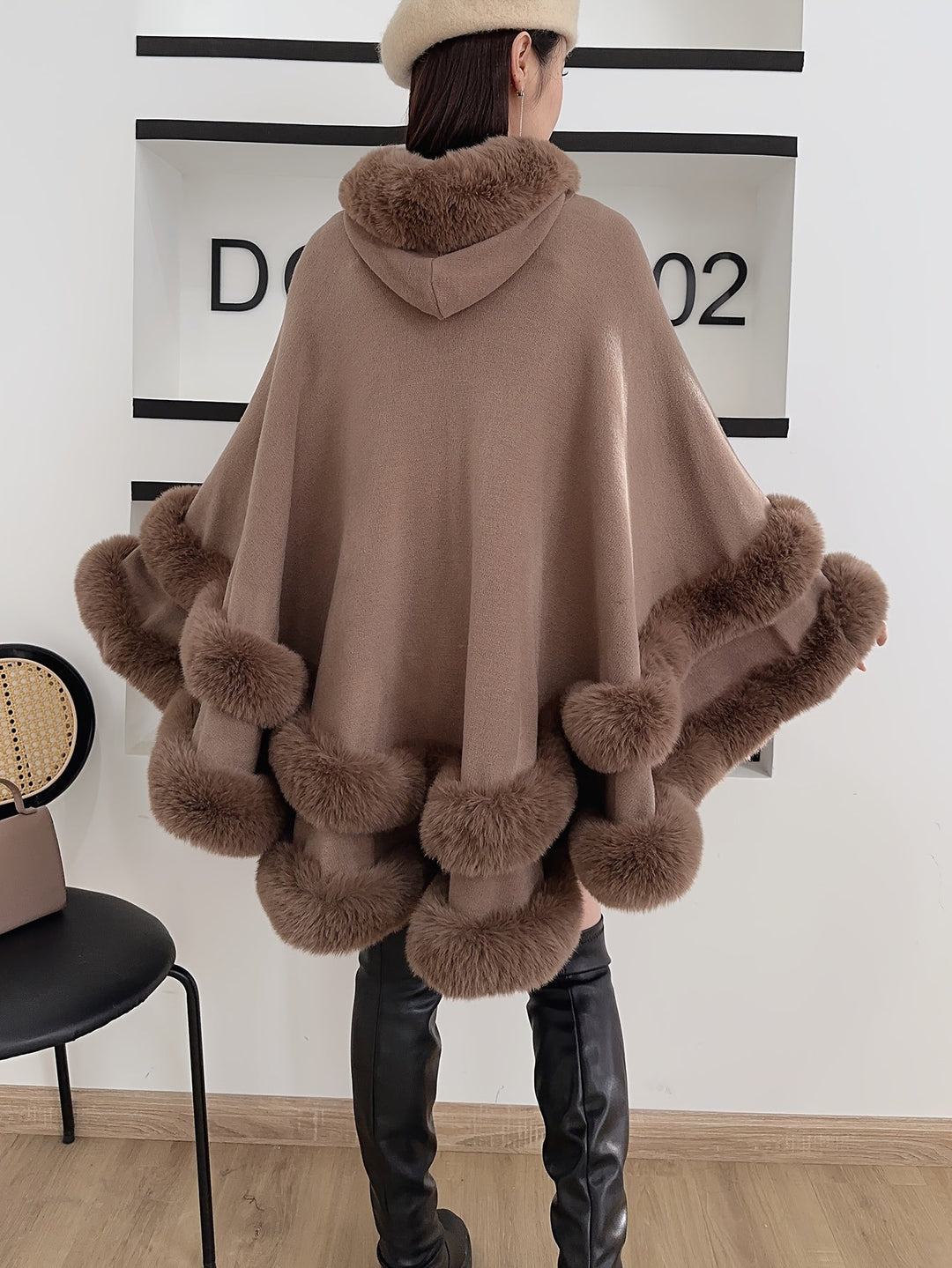 Damen Poncho mit Kapuze, braun, Kunstpelzbesatz, modisch, elegant, Herbst-Winter-Outfit