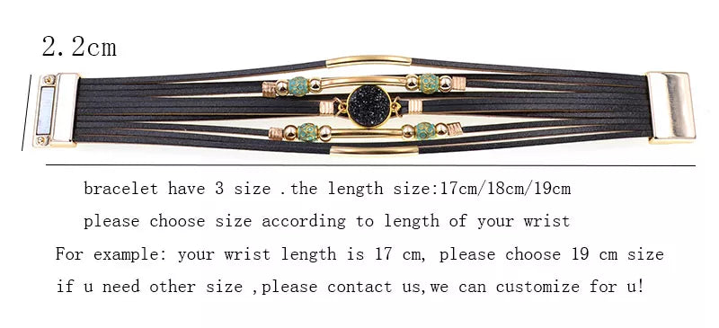 Schwarzes Armband mit goldenen Akzenten und grünen Steinen, verstellbar in drei Größen.