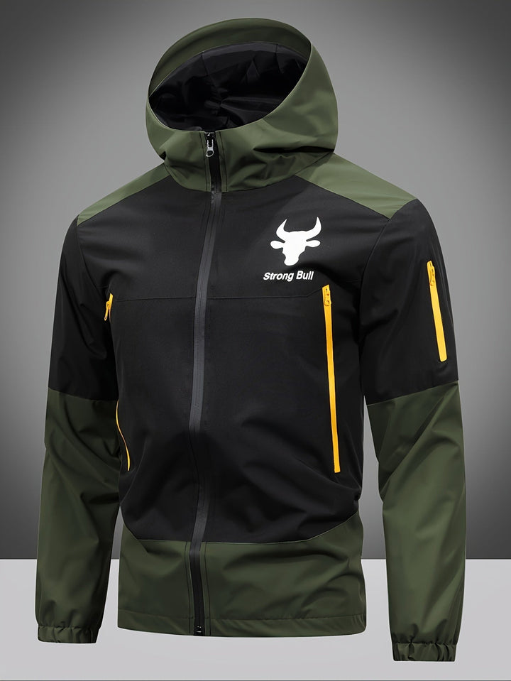 Schwarze und grüne Outdoor-Jacke mit gelben Reißverschlüssen, Kapuze und "strong Bull" Logo.