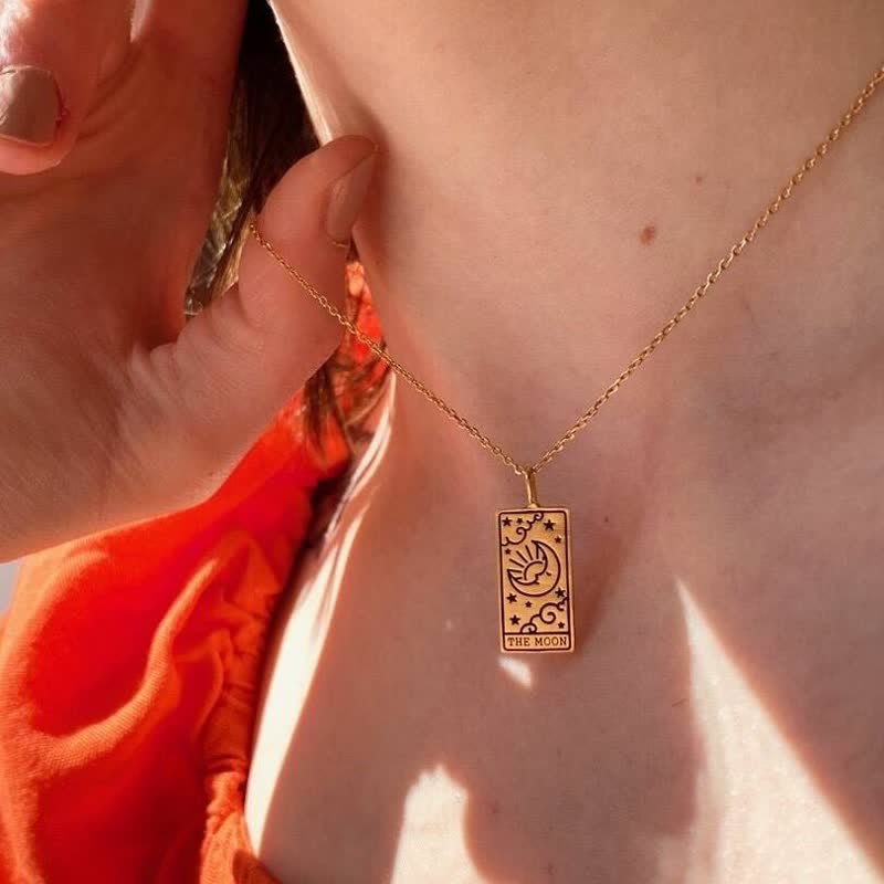 Goldene Tarot-Anhänger-Halskette "The Moon" auf Haut, filigranes Design, Damen-Schmuck.