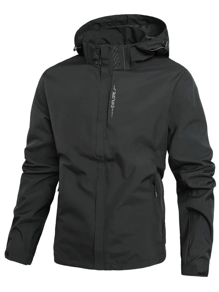 Schwarze wasserdichte Herrenjacke mit Kapuze, Outdoor- und Wanderbekleidung.