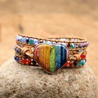 Handgemachtes Chakra-Wickelarmband mit Herzanhänger, bunte Perlen, Boho-Stil, Leder.