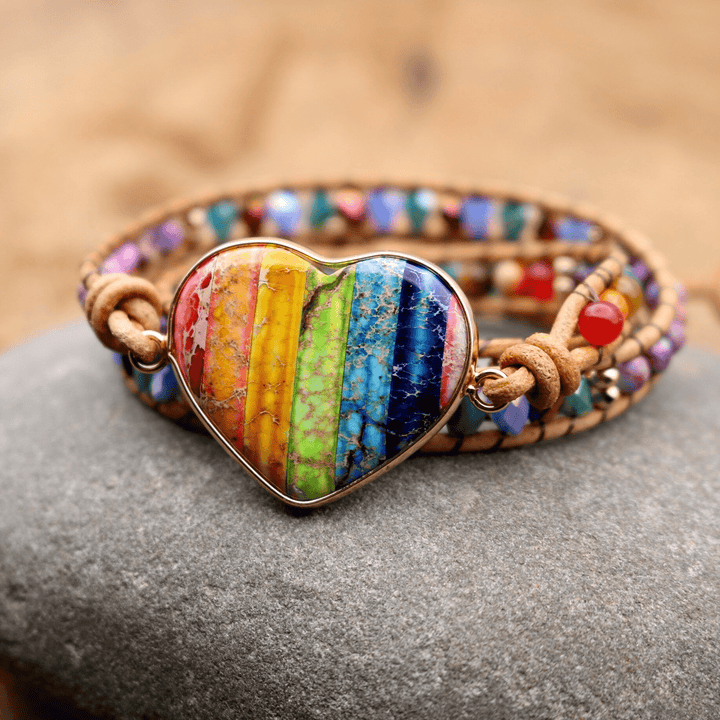 Handgemachtes Chakra-Wickelarmband, Herzanhänger, bunte Steine, Boho-Stil, Lederband.