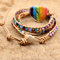 Handgemachtes Chakra-Wickelarmband, Regenbogenherz, Boho-Stil, Leder, bunte Perlen.
