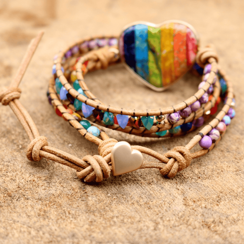 Handgemachtes Chakra-Wickelarmband, Regenbogenherz, Boho-Stil, Leder, bunte Perlen.
