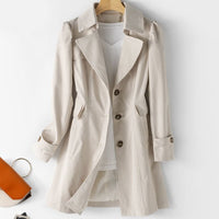 Beige Damen-Trenchcoat, Knöpfe, klassischer Stil, vielseitig, modische Jacke, Baumwolle.