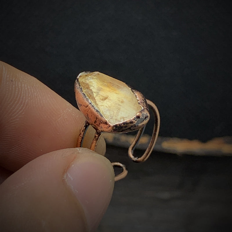 Handgefertigter Kupferring mit gelbem Citrin-Edelstein, rustikales Design, Unikat-Schmuckstück.