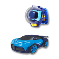 Blaues Spielzeugauto und Helm, Cobaltblau, Kunststoff, Kinder, Rennwagen-Design.