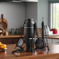 Schwarzes Cocktail-Shaker-Set aus Edelstahl auf Küchentheke, modernes Barzubehör.