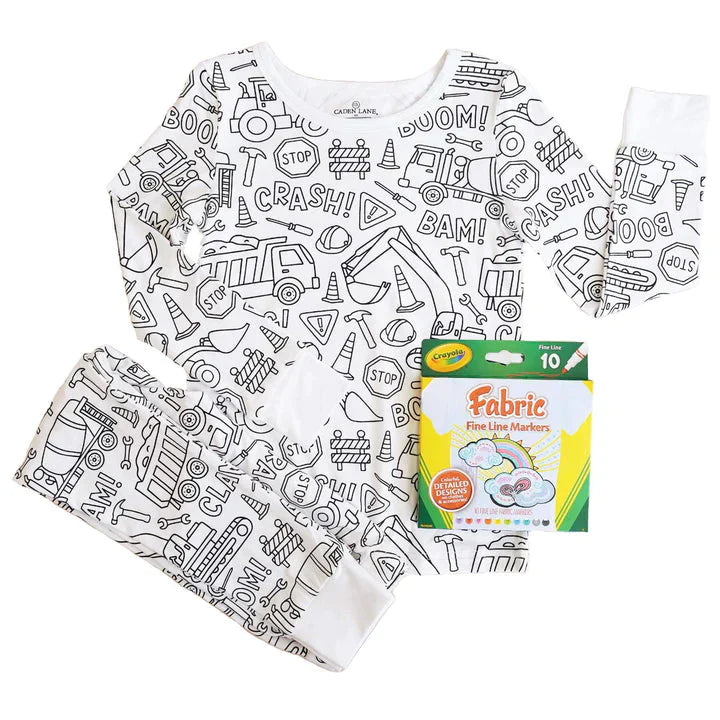 Kinder-Pyjama-Set mit Bau-Motiven, weiß, inklusive Stoffmalstifte, zum Ausmalen geeignet.