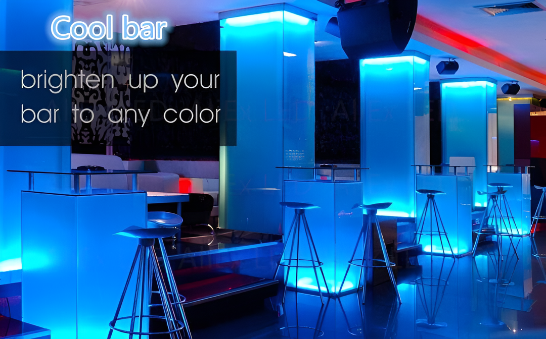 Moderne LED-Barhocker und Tische, blau beleuchtet, stilvolle Bar-Einrichtung.