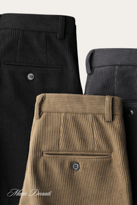 Drei Cordhosen in Schwarz, Grau und Beige mit Knopfdetails, Herrenmode, stilvoll und elegant.