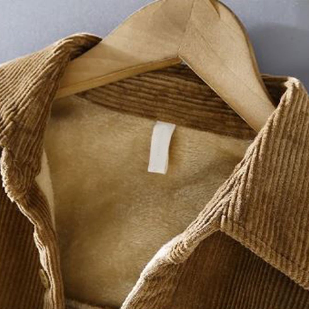 Braune Cordjacke mit Fellfutter auf Holzkleiderbügel, modische Herbstbekleidung.