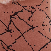 Rosa Kissenbezug mit schwarzem abstraktem Muster, weicher Stoff, modernes Design.