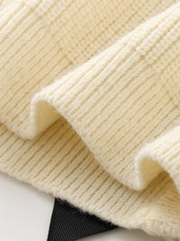 Beigefarbener Strickstoff, weiche Textur, Nahaufnahme, ideal für Pullover oder Strickwaren.