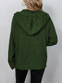 Frau in grünem Strickpullover mit Kapuze, Rückansicht, lässige Damenmode.