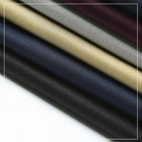 Mehrfarbige Stoffrollen aus Baumwolle, dicht gewebt, für Bekleidung und Heimtextilien.