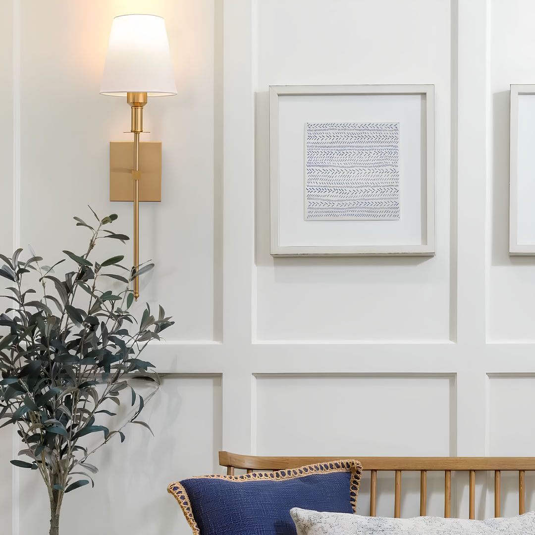 Wandleuchte mit weißem Lampenschirm, goldener Halterung, moderne Wanddekoration, Wohnzimmerbeleuchtung.