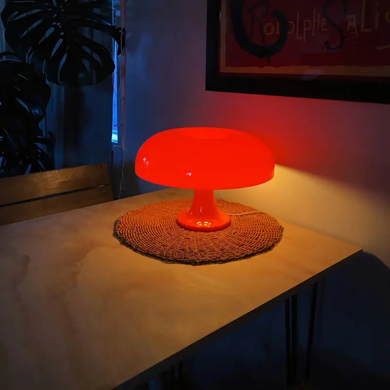 Rote Pilzlampe auf Tisch, Retro-Design, stimmungsvolle Beleuchtung, Wohnzimmer-Dekoration.
