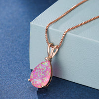 Rosa Opal-Anhänger mit Roségoldkette auf blauem Hintergrund, eleganter Schmuck.