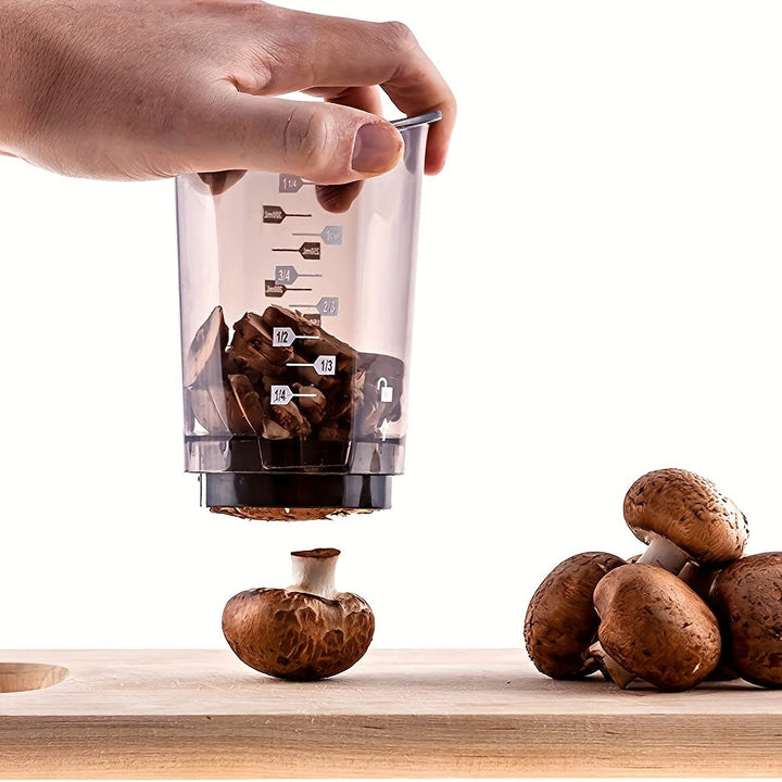 Hand drückt Pilzschneider, braune Champignons, Küchengerät, transparent, Holzbrett.