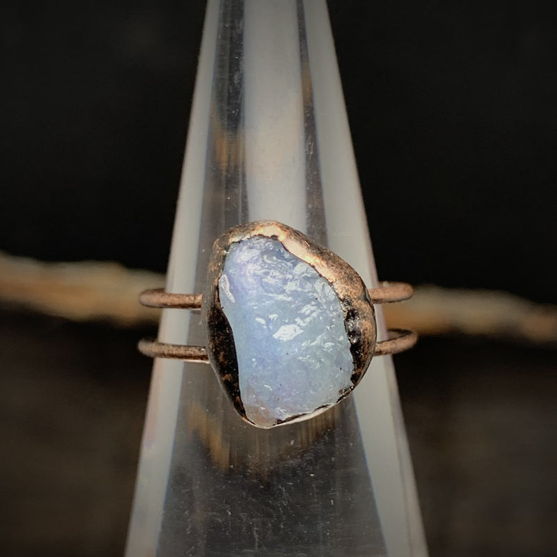 Rohstein-Ring aus Kupfer mit blauem Opal, handgefertigt, rustikaler Schmuck, Unikat.