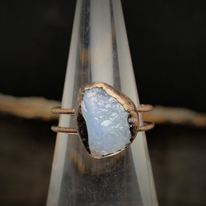 Rohstein-Ring mit blauem Opal, handgefertigt, Kupferfassung, einzigartiger Schmuck, Boho-Stil.