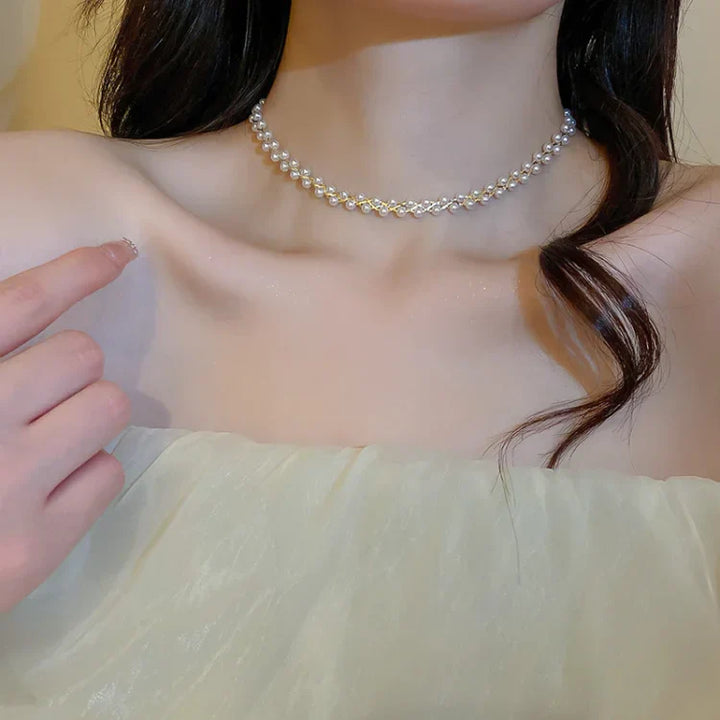 Frau mit eleganter Perlenkette, weiß, doppellagig, Schmuck, Modeaccessoire, Nahaufnahme.