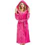 Frau im pinken Fleece-Bademantel mit Kapuze, Taschen und Gürtel, gemütliche Damenmode.