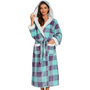 Frau im karierten Bademantel mit Kapuze, lila-türkis, flauschig, gemütlich, Wintermode.