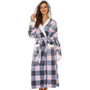 Frau im karierten Bademantel mit Kapuze, rosa und grau, weiches Fleece, gemütliche Nachtwäsche.