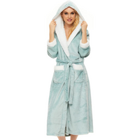 Frau im hellblauen Fleece-Bademantel mit Kapuze und Gürtel, gemütliche Wintermode.