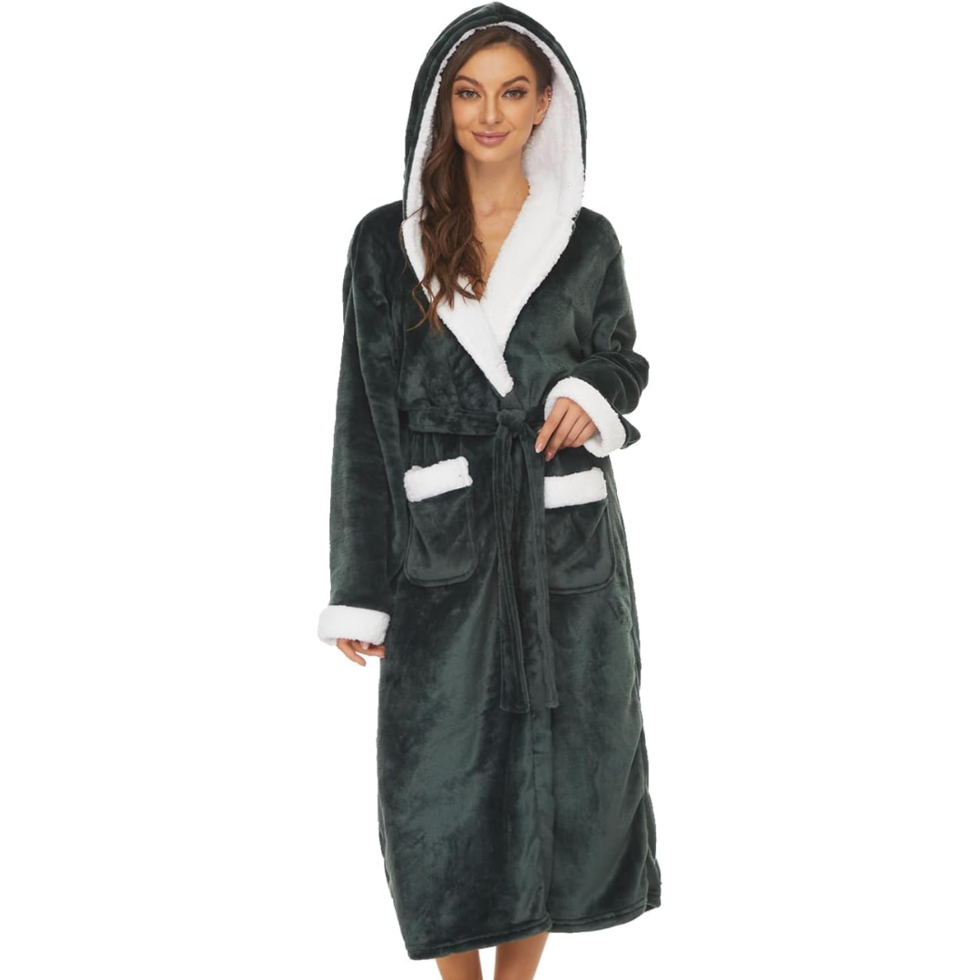 Frau im schwarzen Fleece-Bademantel mit Kapuze und weißen Details, gemütliche Nachtwäsche.