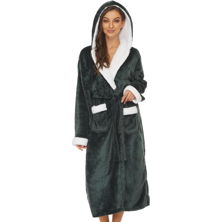 Frau im schwarzen Fleece-Bademantel mit Kapuze und weißen Details, gemütliche Nachtwäsche.