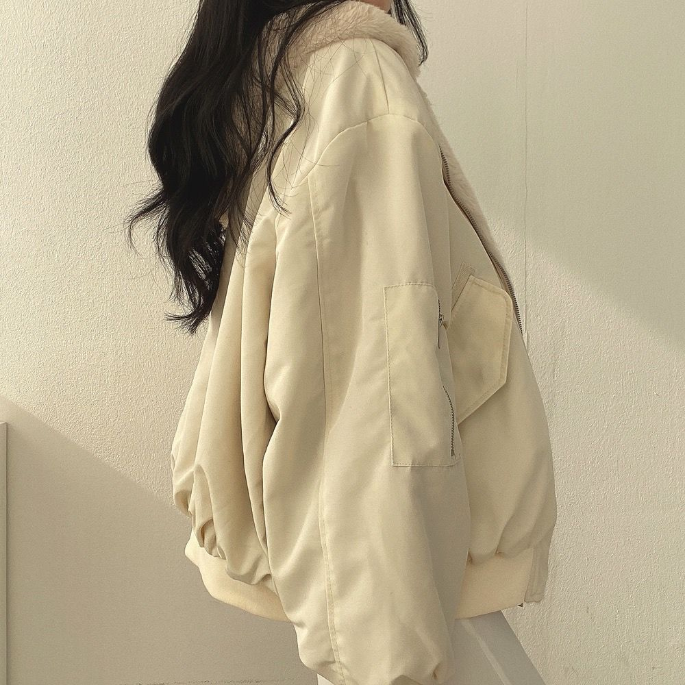Beige Damenjacke mit Fellkragen, lässiger Stil, seitliche Tasche, modische Winterbekleidung.