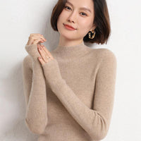 Frau trägt beige Kaschmirpullover, Rollkragen, elegant, modisch, Herbst-Winter-Mode.