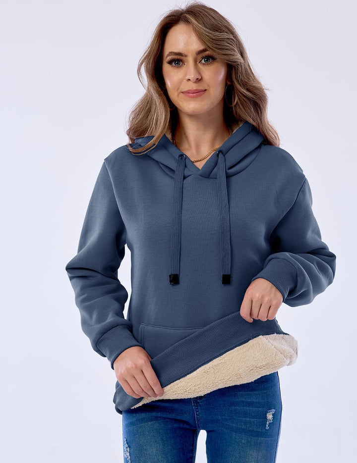 Frau in blauem Kapuzenpullover mit Fleece-Futter, lässige Mode, Damenbekleidung.