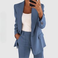 Frau in blauem Anzug mit weißem Top, Businessmode, eleganter Damenanzug, Bürooutfit.