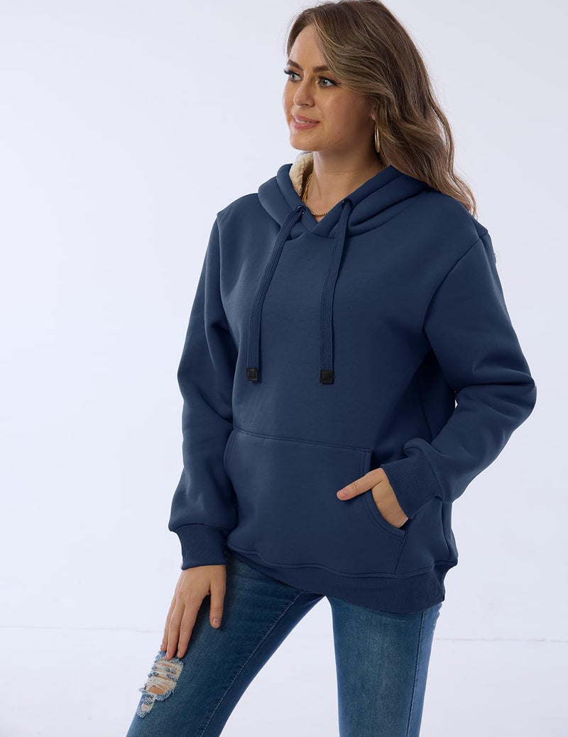 Frau in blauem Kapuzenpullover und Jeans, lässige Mode, bequeme Freizeitkleidung.