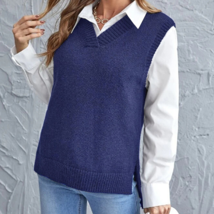 Frau in blauem Strickpullover über weißer Bluse, lässiger Herbstlook, Mode für Damen.