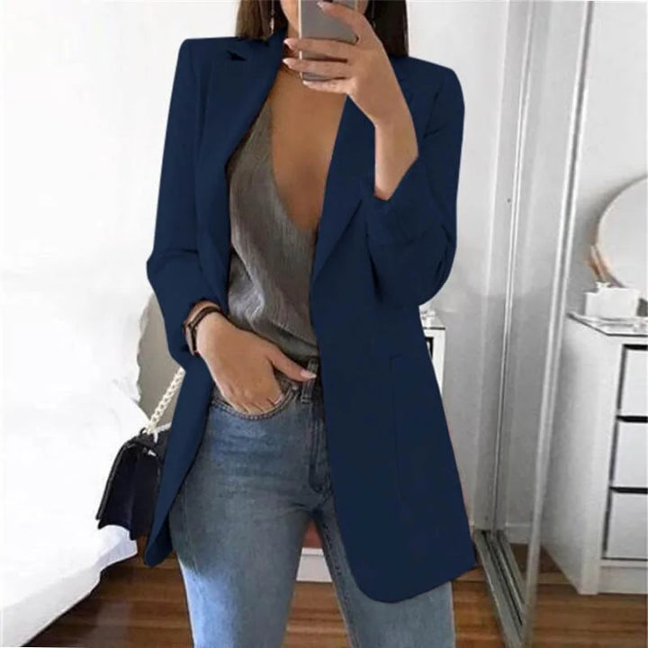 Frau in blauem Blazer und Jeans, Spiegel-Selfie, modische Damenbekleidung, modernes Outfit