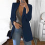 Frau in blauem Blazer und Jeans, Spiegel-Selfie, modische Damenbekleidung, modernes Outfit