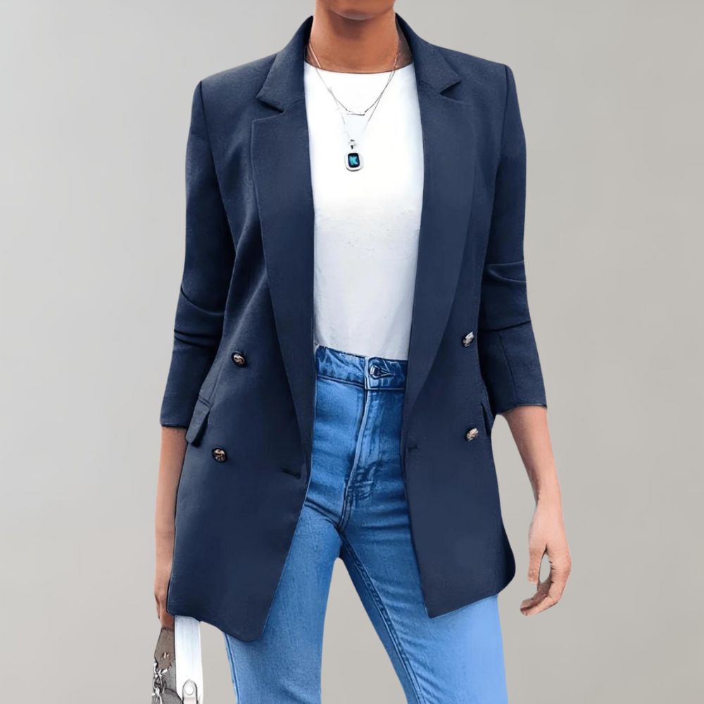 Damenblazer navyblau, elegant, langärmelig, mit Knöpfen, über weißem Shirt und blauer Jeans.