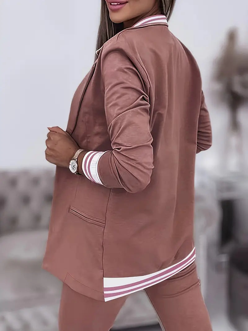 Frau in rosa Blazer und Hose, elegantes Outfit, modische Damenbekleidung, Freizeitlook.